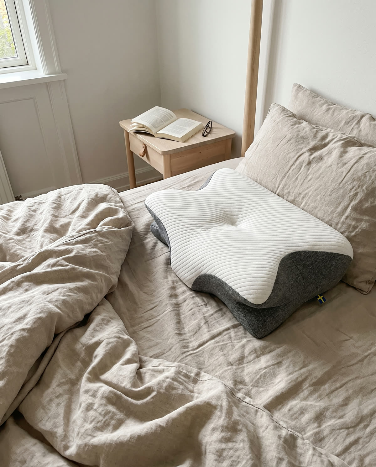 Man med SleepEase sovkudde i sovrummet