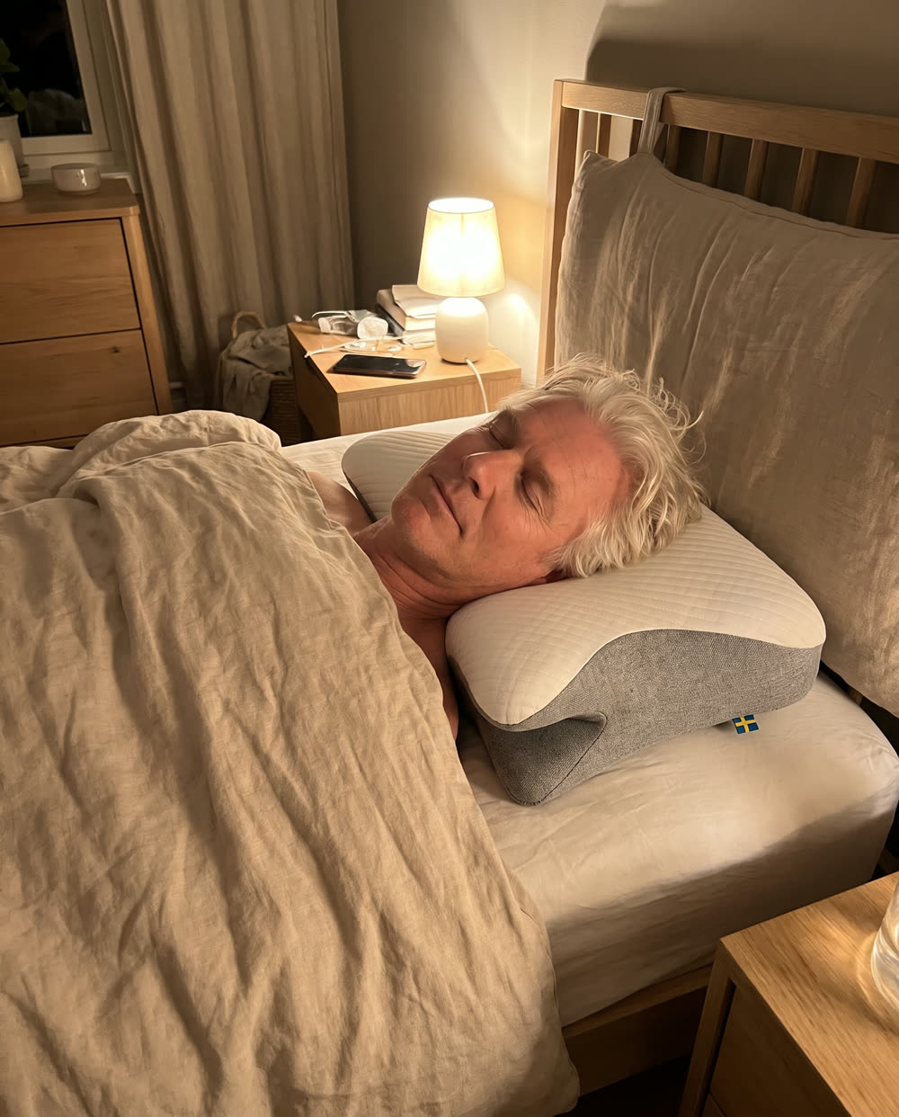 Äldre man sover lugnt på rygg på SleepEase sovkudde