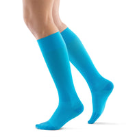 Bauerfeind Compression Sock Performance i blått (Rivera), knähöga strumpor på ben