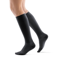 Bauerfeind Compression Sock Performance i svart på ben