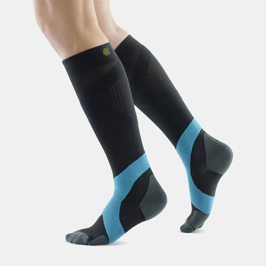 Bauerfeind Compression Sock Training i kol/blå, knähöga strumpor på ben