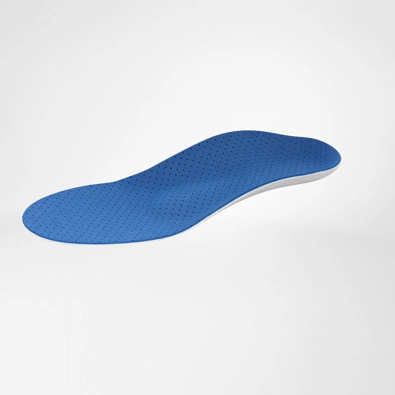 Bauerfeind GloboTec Comfort Sport inläggssula med blå perforerad ovansida, vit bakgrund
