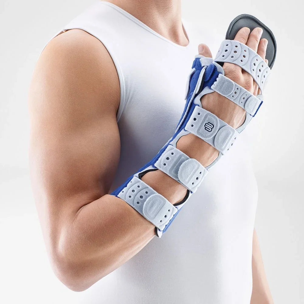 Bauerfeind ManuLoc Rhizo Long Plus på hand och underarm med fixerade fingrar och tumme