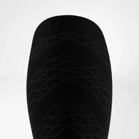 Närbild på stickningen med 3D-noppor över vaden