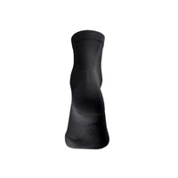 Svart Run Ultralight Mid Cut-strumpa sedd bakifrån