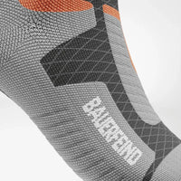 Närbild på Heel Protection-zonen och Bauerfeind-logga, antracit modell