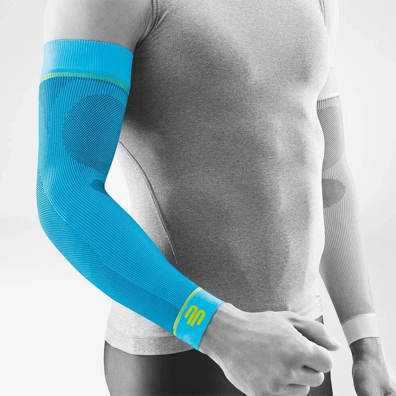 Bauerfeind Sports Compression Arm Sleeves i blått (Rivera) på en arm, vit bakgrund