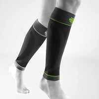 Bauerfeind Sports Compression Calf Sleeves i svart på underbenet, vit bakgrund