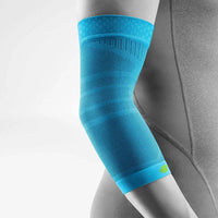 Bauerfeind Sports Compression Elbow Support i blått på armbågen, sedd framifrån