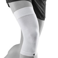 Bauerfeind Sports Compression Knee Sleeve i vitt på knä