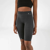 Bauerfeind Sports Compression Shorts dam i antracit, framifrån på modell