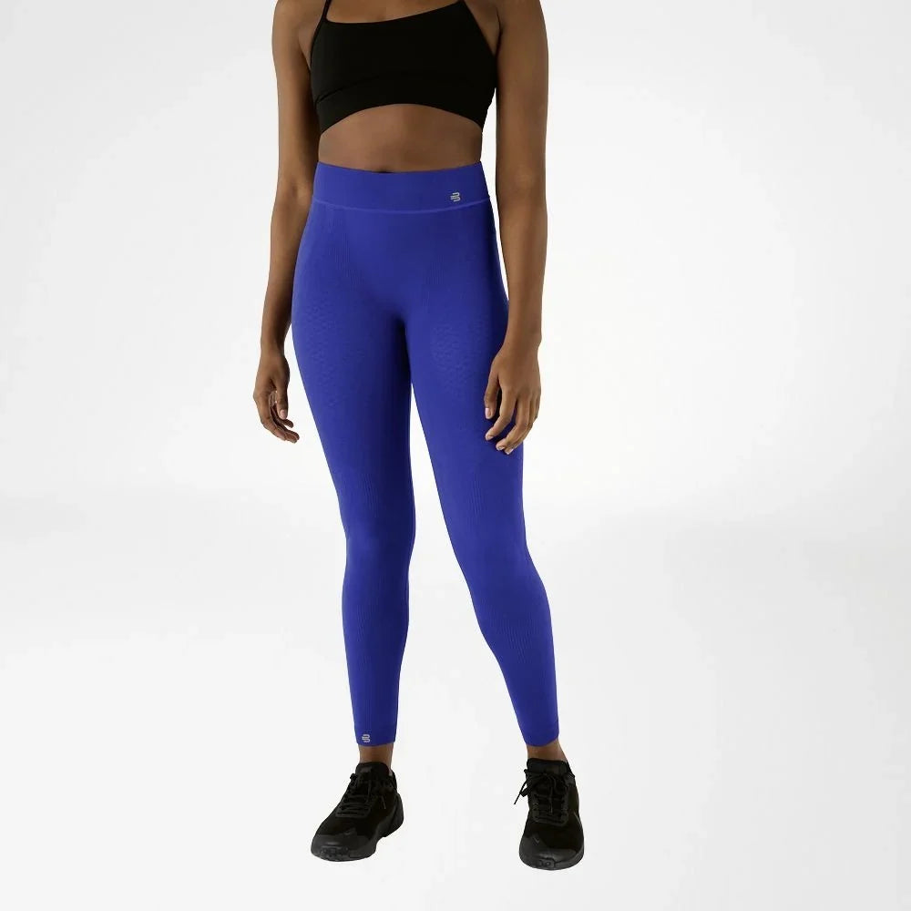 Bauerfeind Sports Compression Tights dam i blått, framifrån på modell