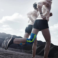 Två löpare utomhus, den ena med Sports Knee Support i blått