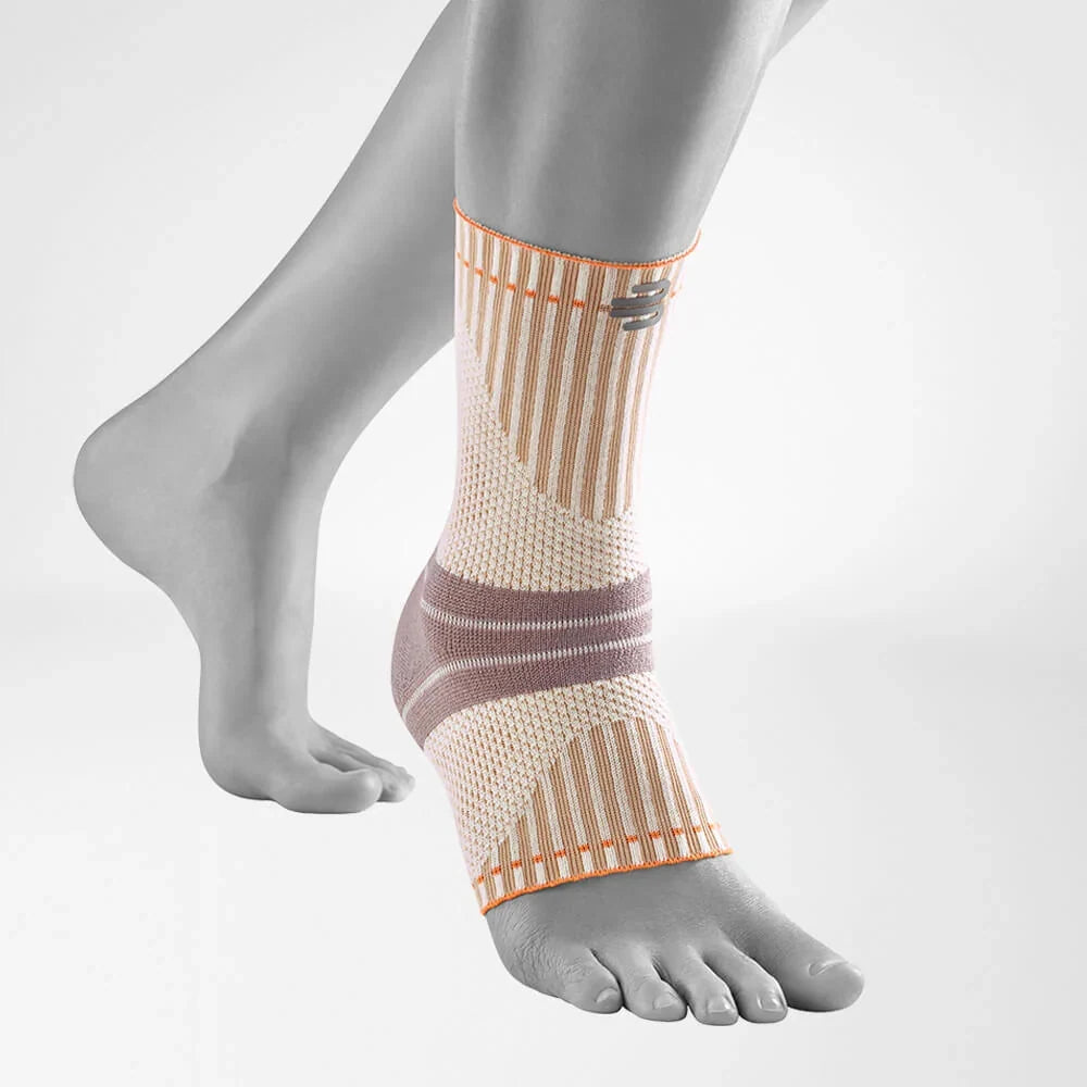 Bauerfeind Sports Outdoor Ankle Support i sandsten på foten, sett från sidan