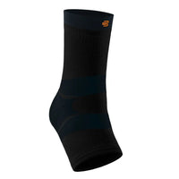 Bauerfeind Sports Outdoor Compression Ankle Support i svart, vit bakgrund