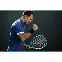 Tennisspelare med Sports Wrist Strap i svart på handleden