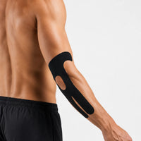 Man med förklippt kinesiologitejp för armbåge.