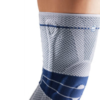 Närbild på övre delen av GenuTrain med Bauerfeind-logotyp