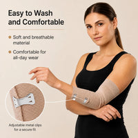 Kvinna bär elastiskt kompressionsbandage med metallspännen runt armbågen.