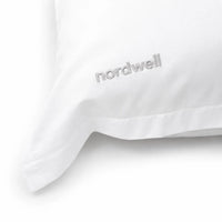 Närbild på mjuk polyester-satin och broderad logotyp
