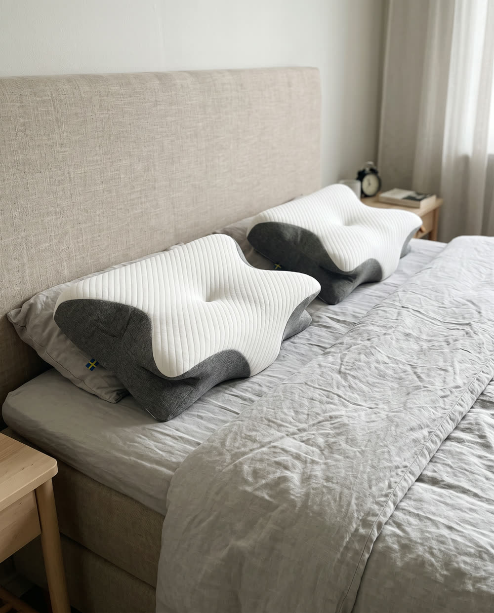 Två SleepEase sovkuddar på en dubbelsäng